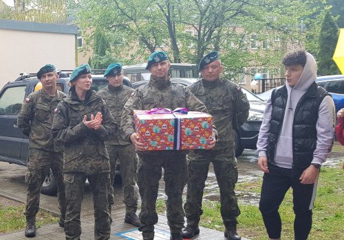Żołnierze przywieźli upominki dla wychowanków polickich Domów Dziecka